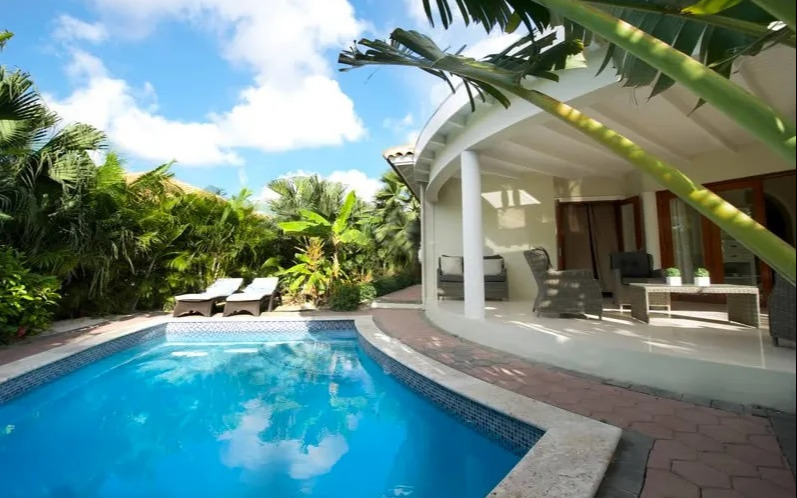 One bedroom villa pool