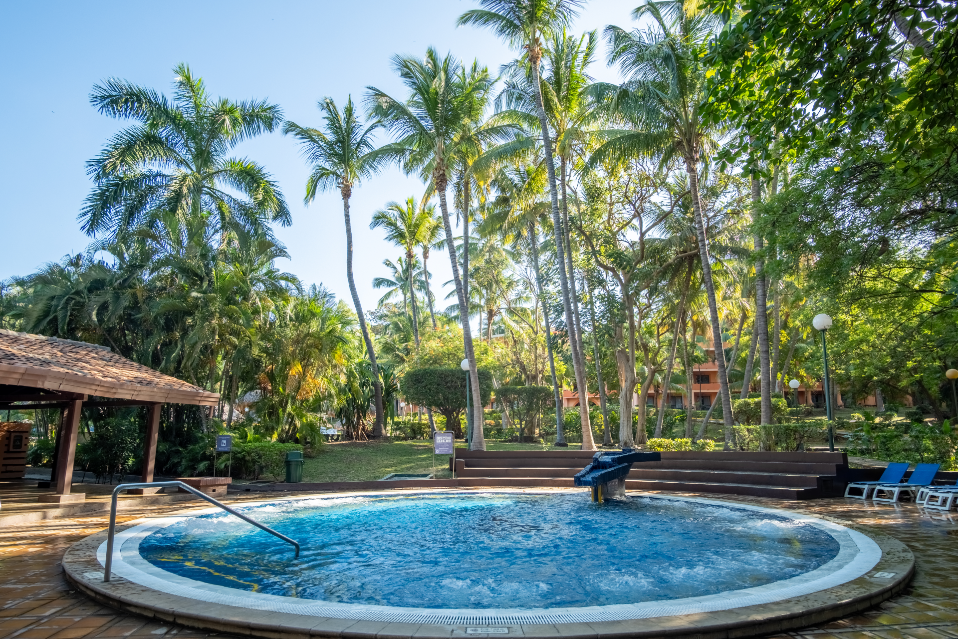 Une piscine circulaire au Barcelo Montelimar Nicaragua avec Voyages Aqua Terra Une piscine circulaire au Barcelo Montelimar Nicaragua avec Voyages Aqua Terra
