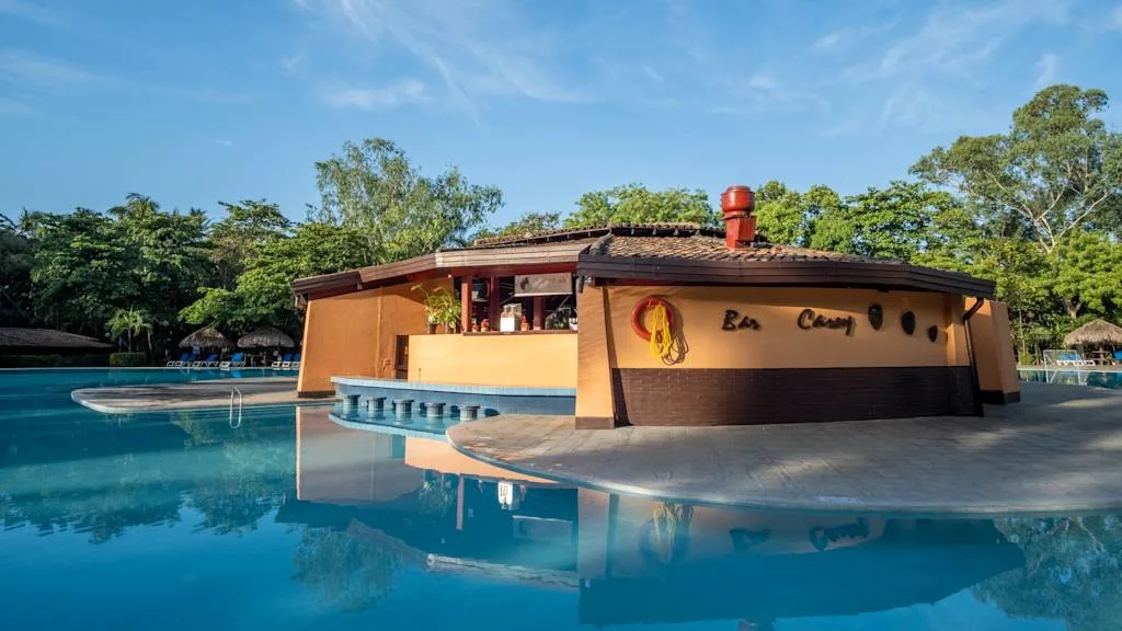 Un bar de piscine au Barcelo Montelimar Nicaragua avec Voyages Aqua Terra Un bar de piscine au Barcelo Montelimar Nicaragua avec Voyages Aqua Terra