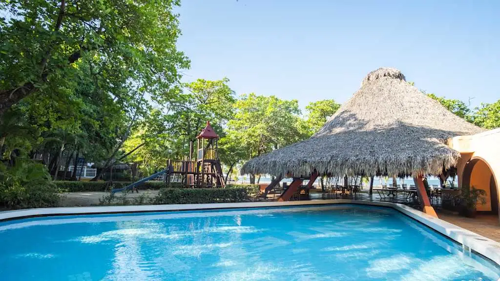 Une piscine turquoise au Barcelo Montelimar Nicaragua avec Voyages Aqua Terra Une piscine turquoise au Barcelo Montelimar Nicaragua avec Voyages Aqua Terra