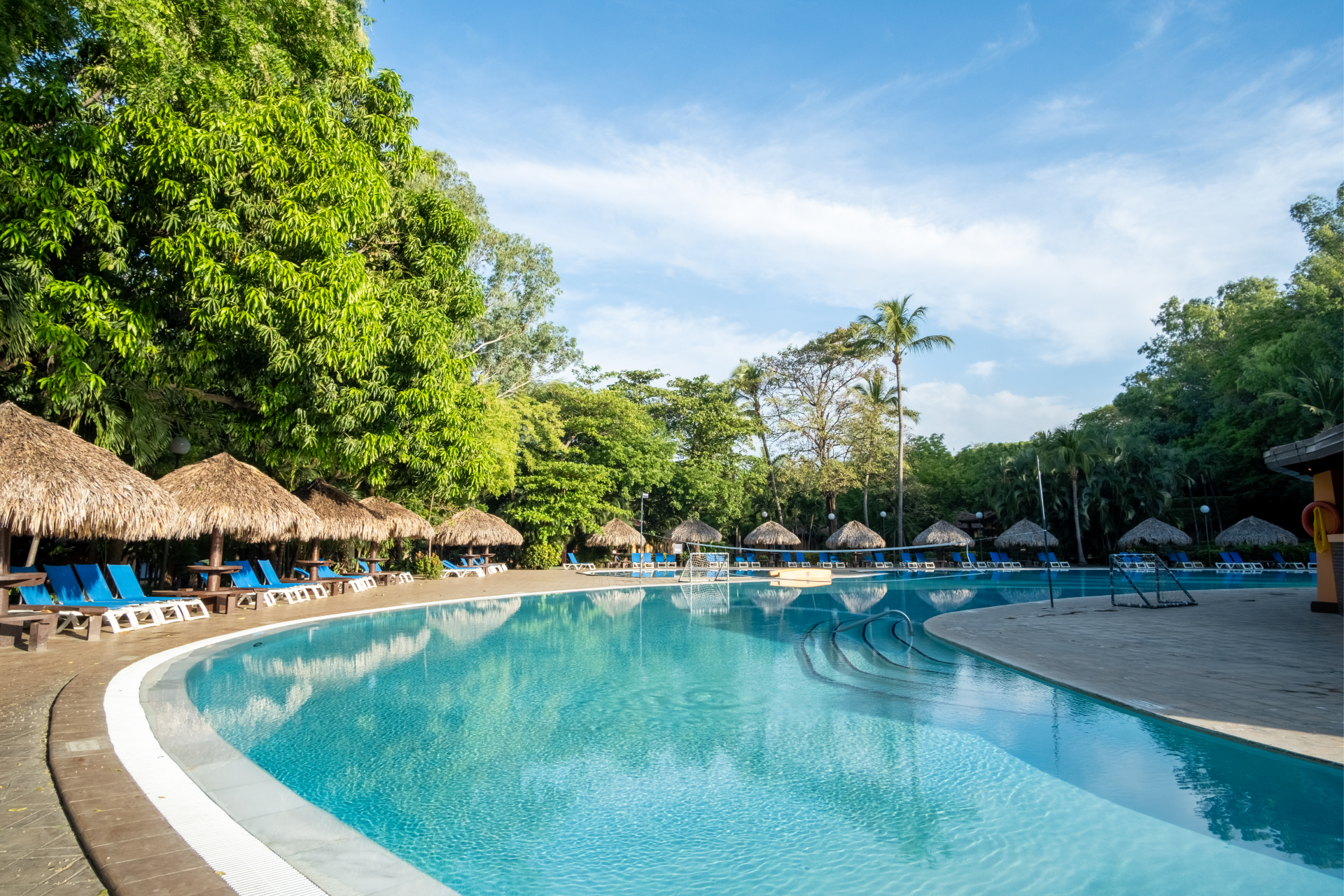 Une piscine turquoise au Barcelo Montelimar Nicaragua avec Voyages Aqua Terra Une piscine turquoise au Barcelo Montelimar Nicaragua avec Voyages Aqua Terra