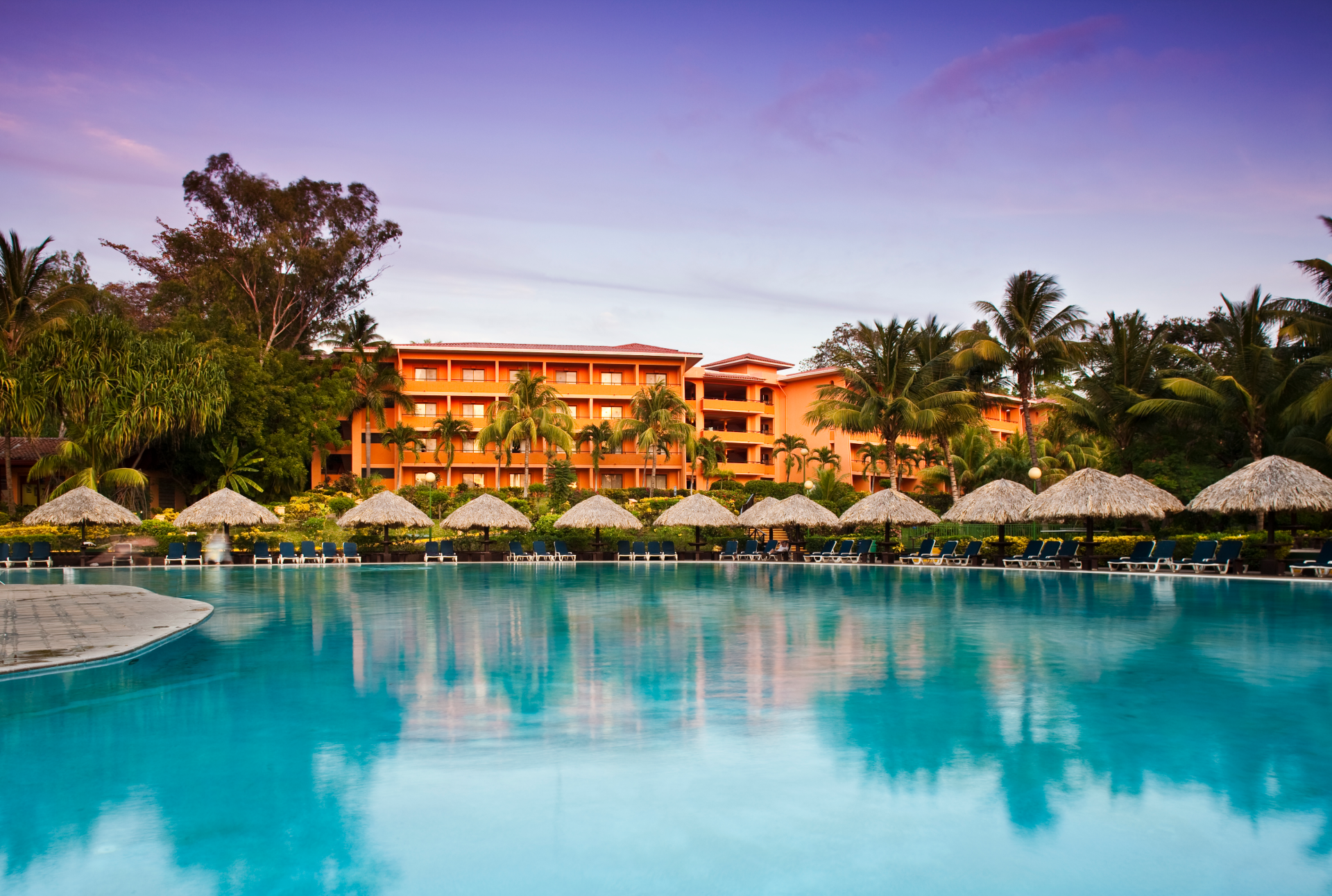 Une piscine turquoise au Barcelo Montelimar Nicaragua avec Voyages Aqua Terra Une piscine turquoise au Barcelo Montelimar Nicaragua avec Voyages Aqua Terra