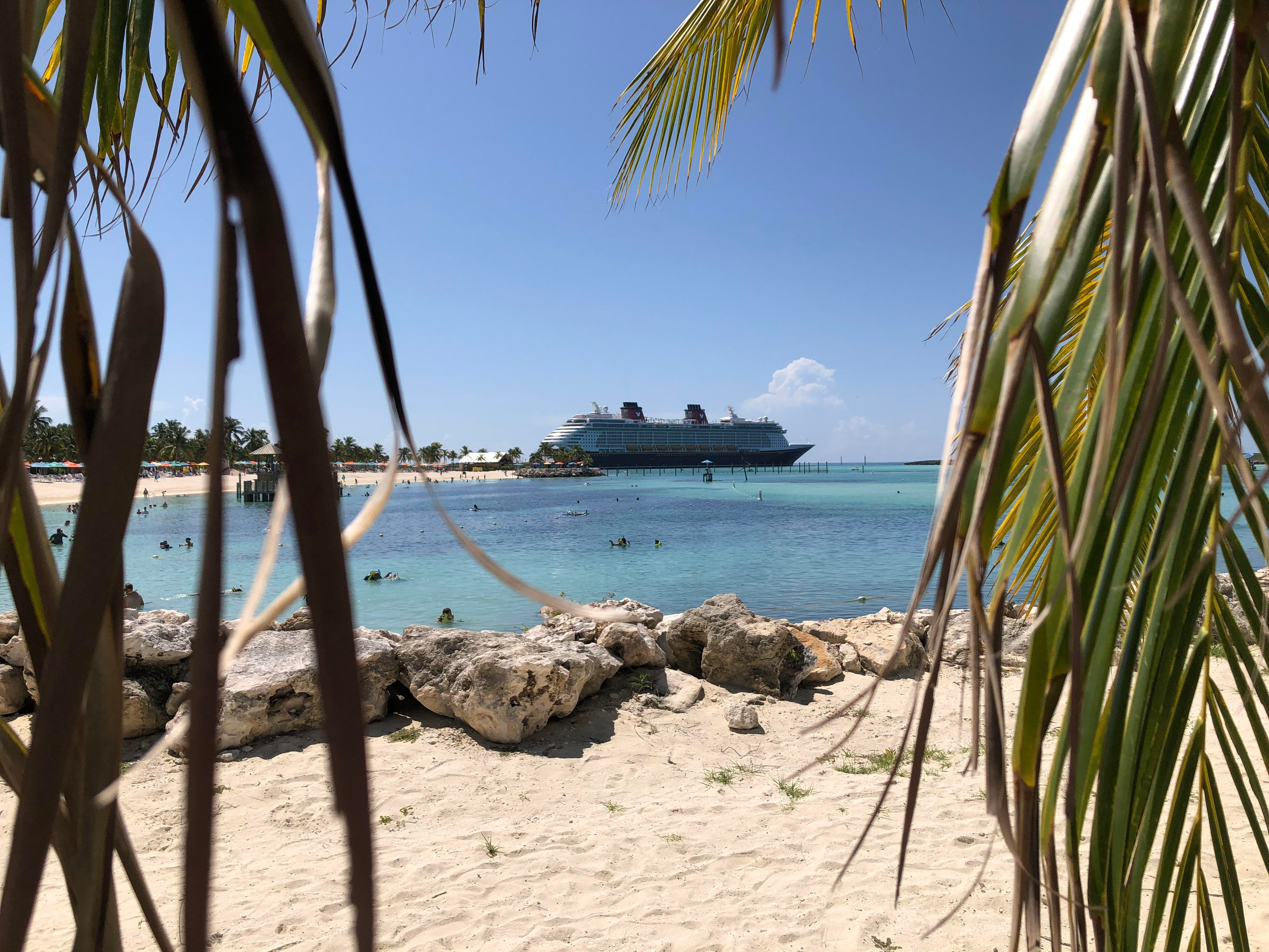 Vue du Disney Dream depuis l'île de Casteway Cay