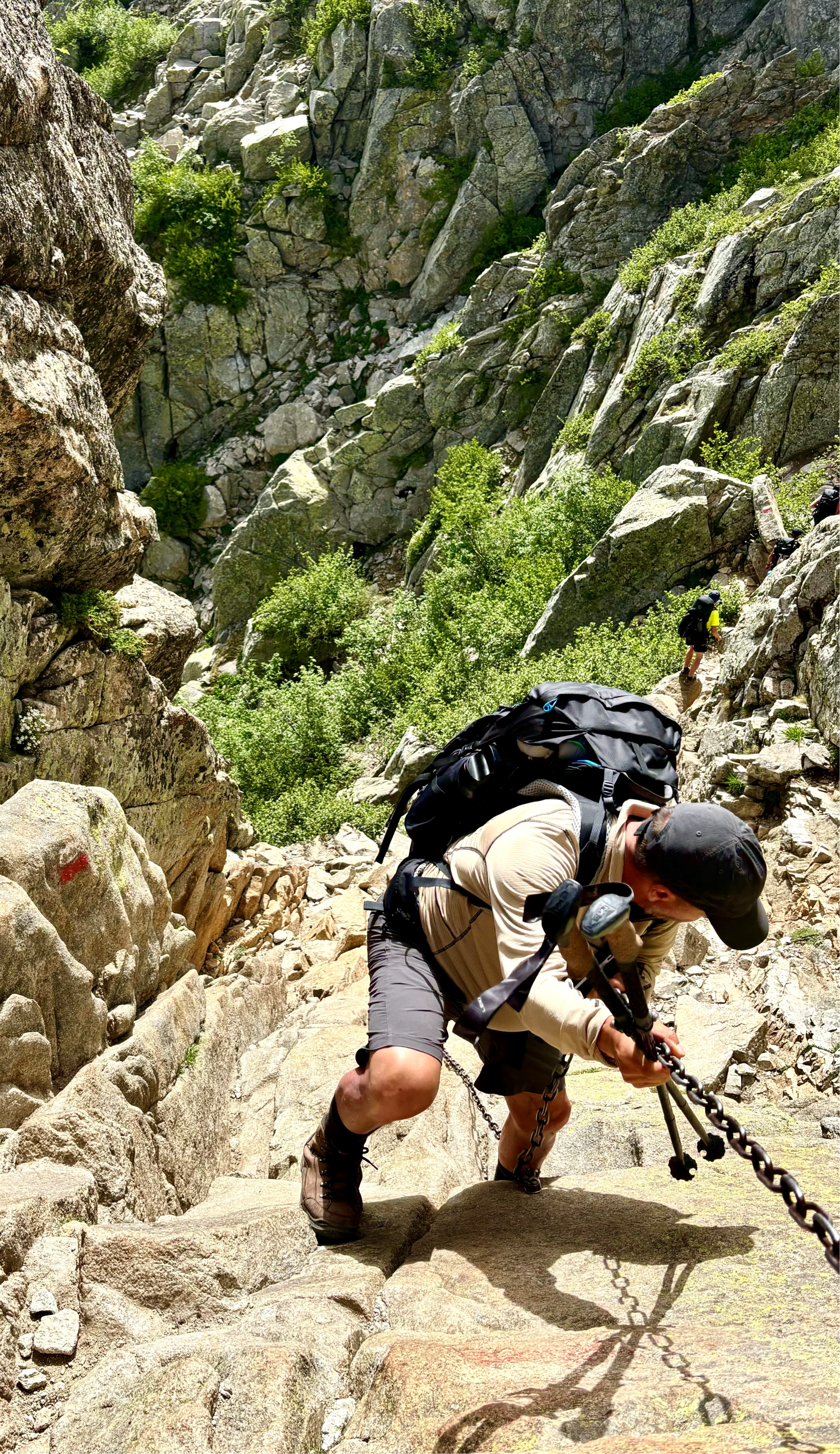 Descente abrupe avec chaines sur le GR20 Descente abrupe avec chaines sur le GR20