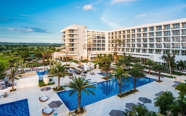 Pool at Dreams Karibana Cartagena Golf & Spa Resort