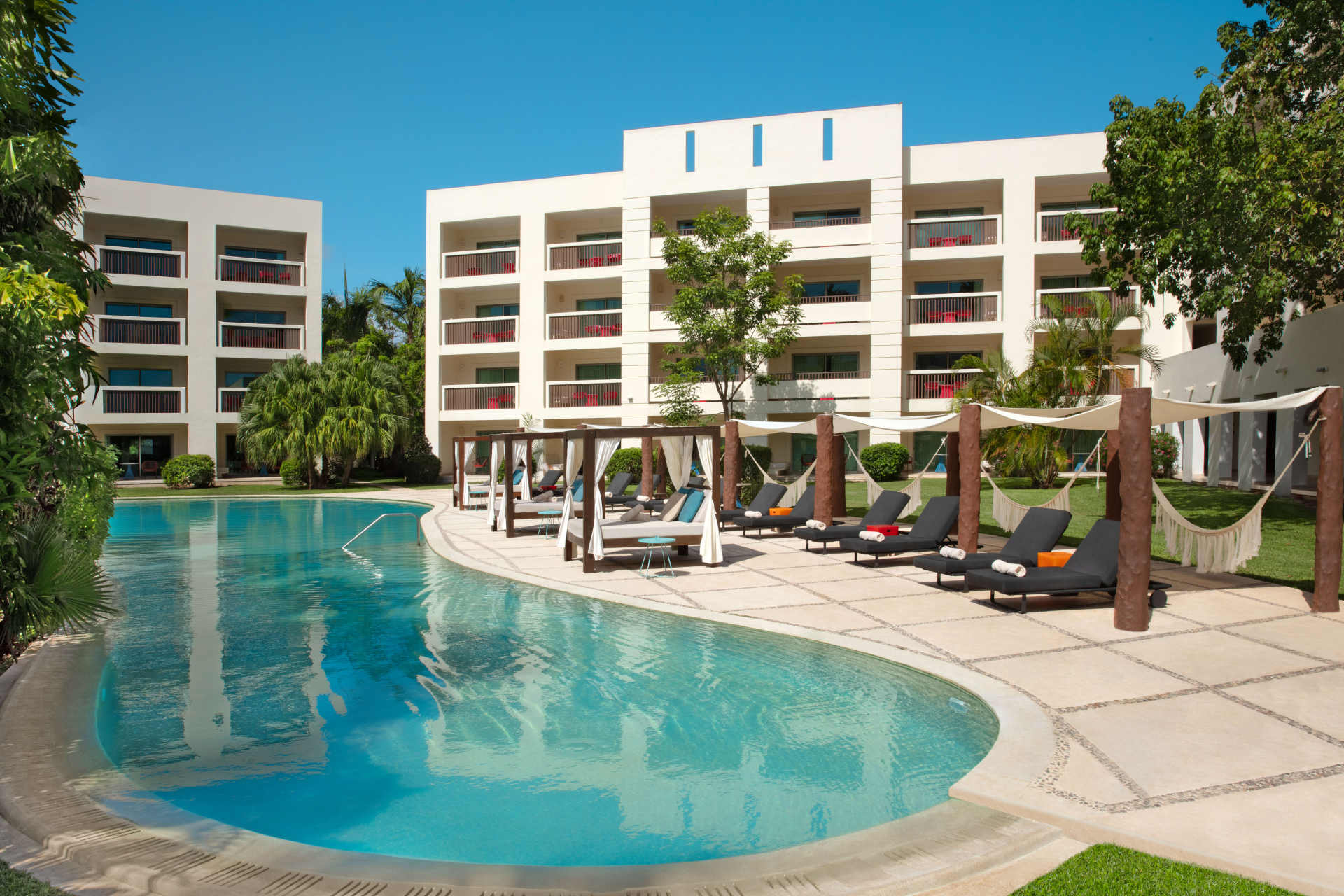 Teal pool at Dreams Puerto Morelos, Riviera Maya with Aquaterra Travels