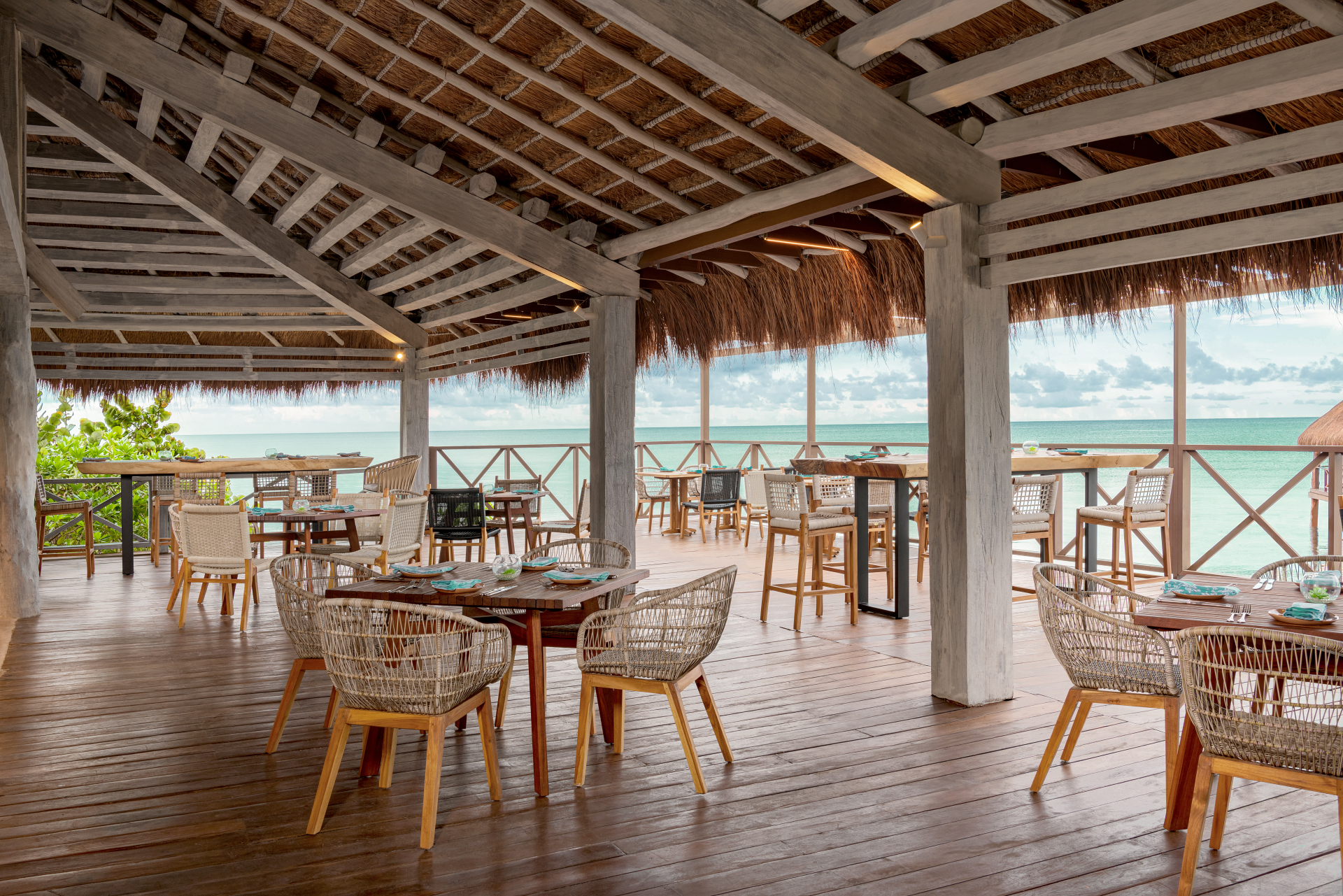 Un restaurent au bord de la plage au Dreams Puerto Morelos, Riviera Maya avec Voyages Aquaterra Un restaurent au bord de la plage au Dreams Puerto Morelos, Riviera Maya avec Voyages Aquaterra