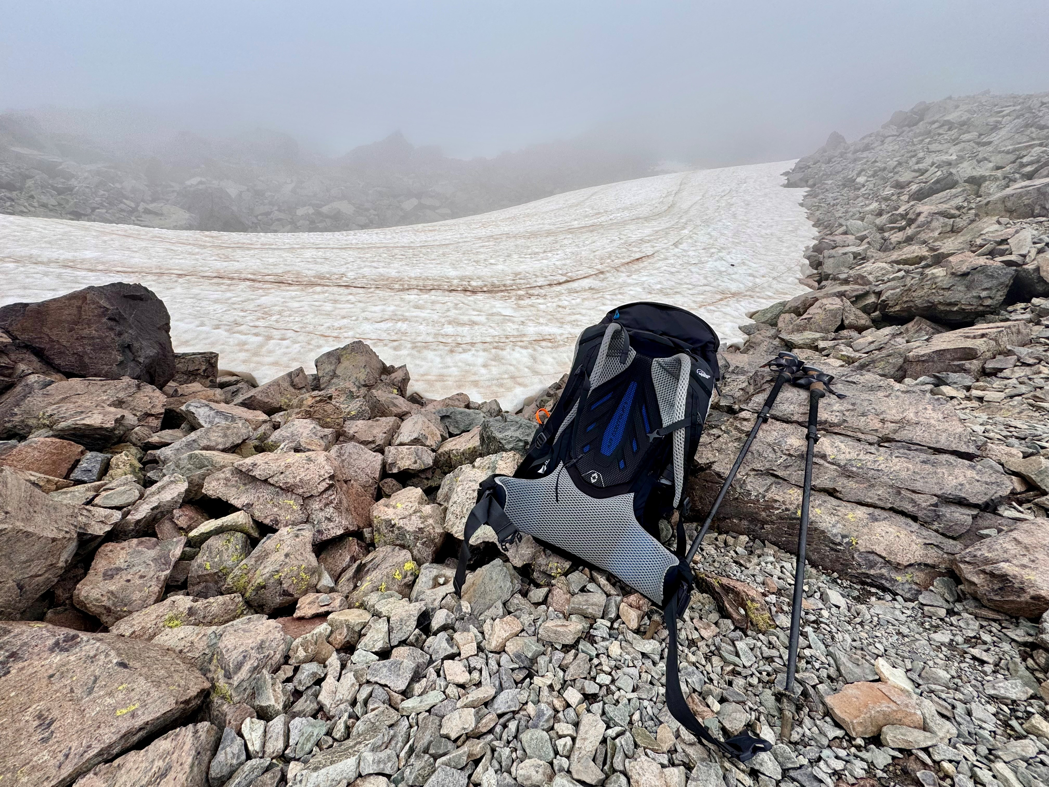 Un sac à dos léger et de bons bâtons de marche sur le GR20 Un sac à dos léger et de bons bâtons de marche sur le GR20
