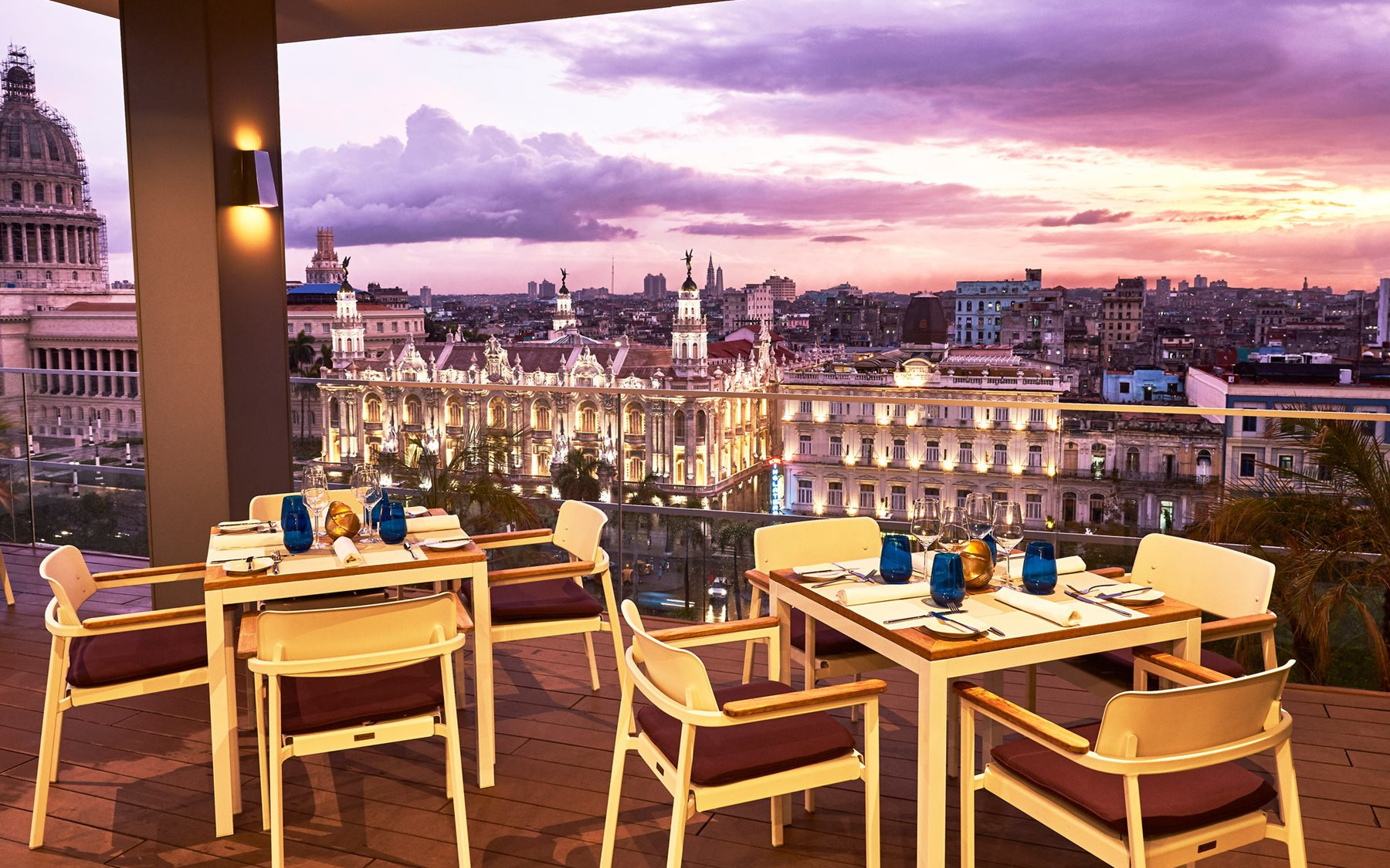 El Surtidor bar, terrasse, piscine