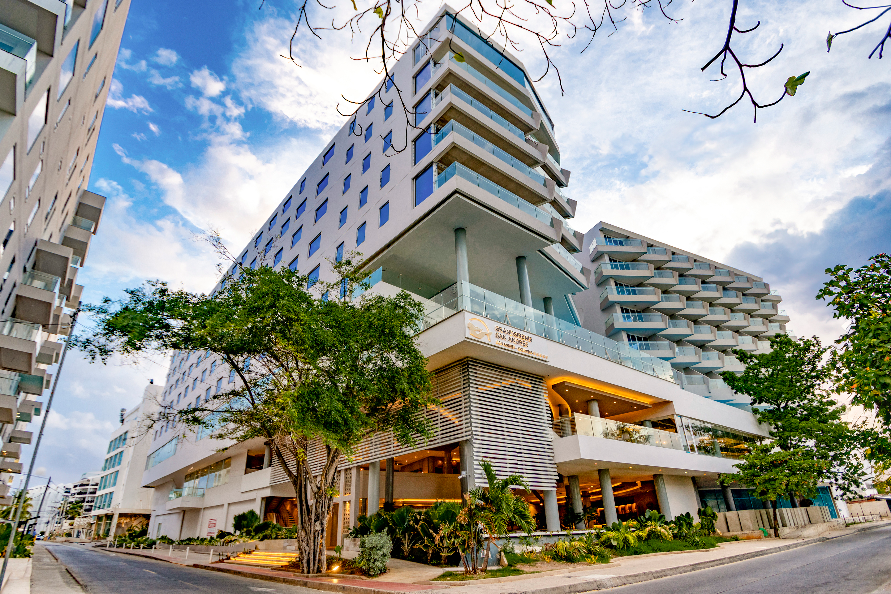 A view of the front of Grand Sirenis San Andres Colombie with Voyages Aqua Terra