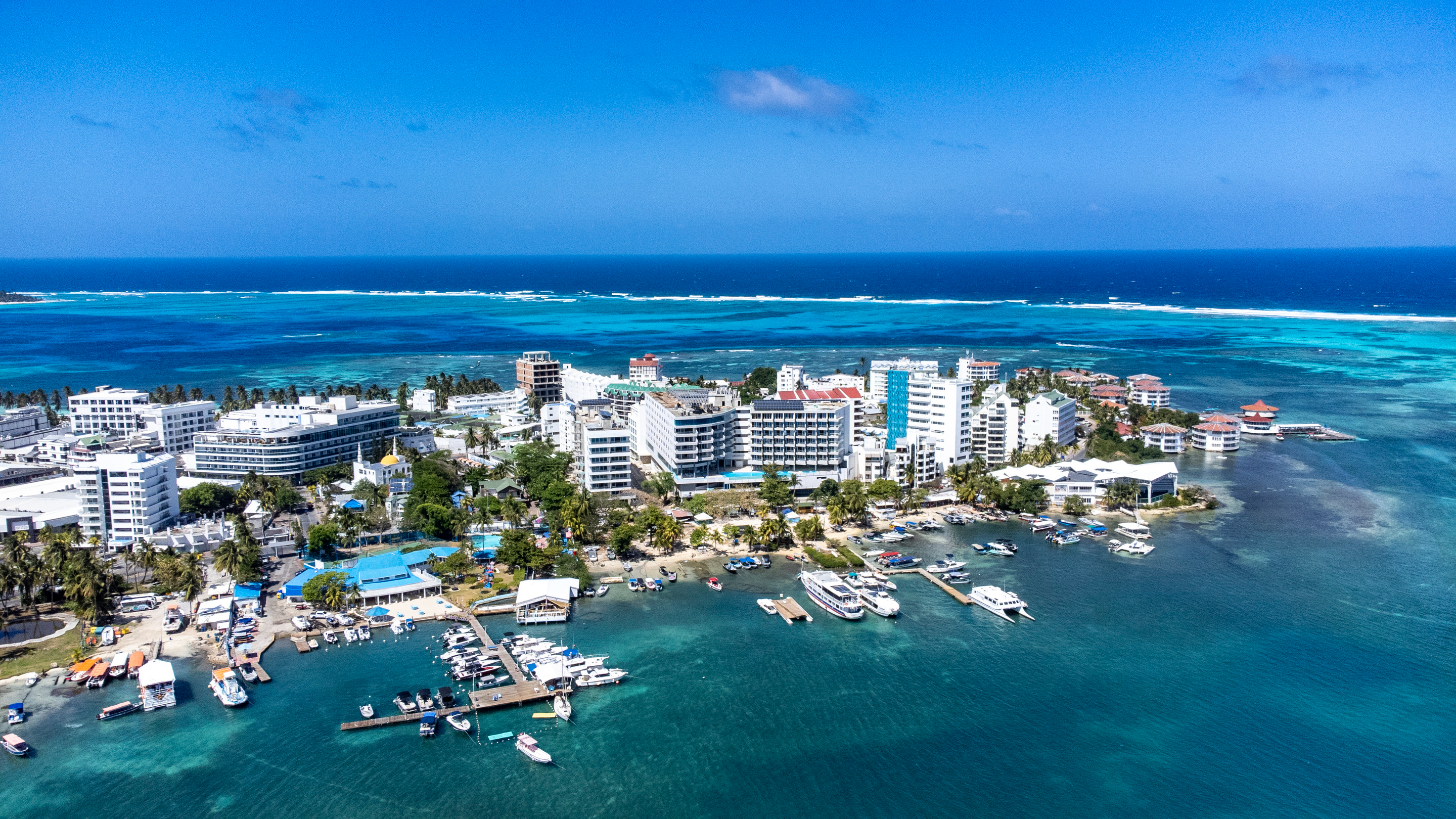 Une vue de loin du Grand Sirenis San Andres Colombie avec Voyages Aqua Terra