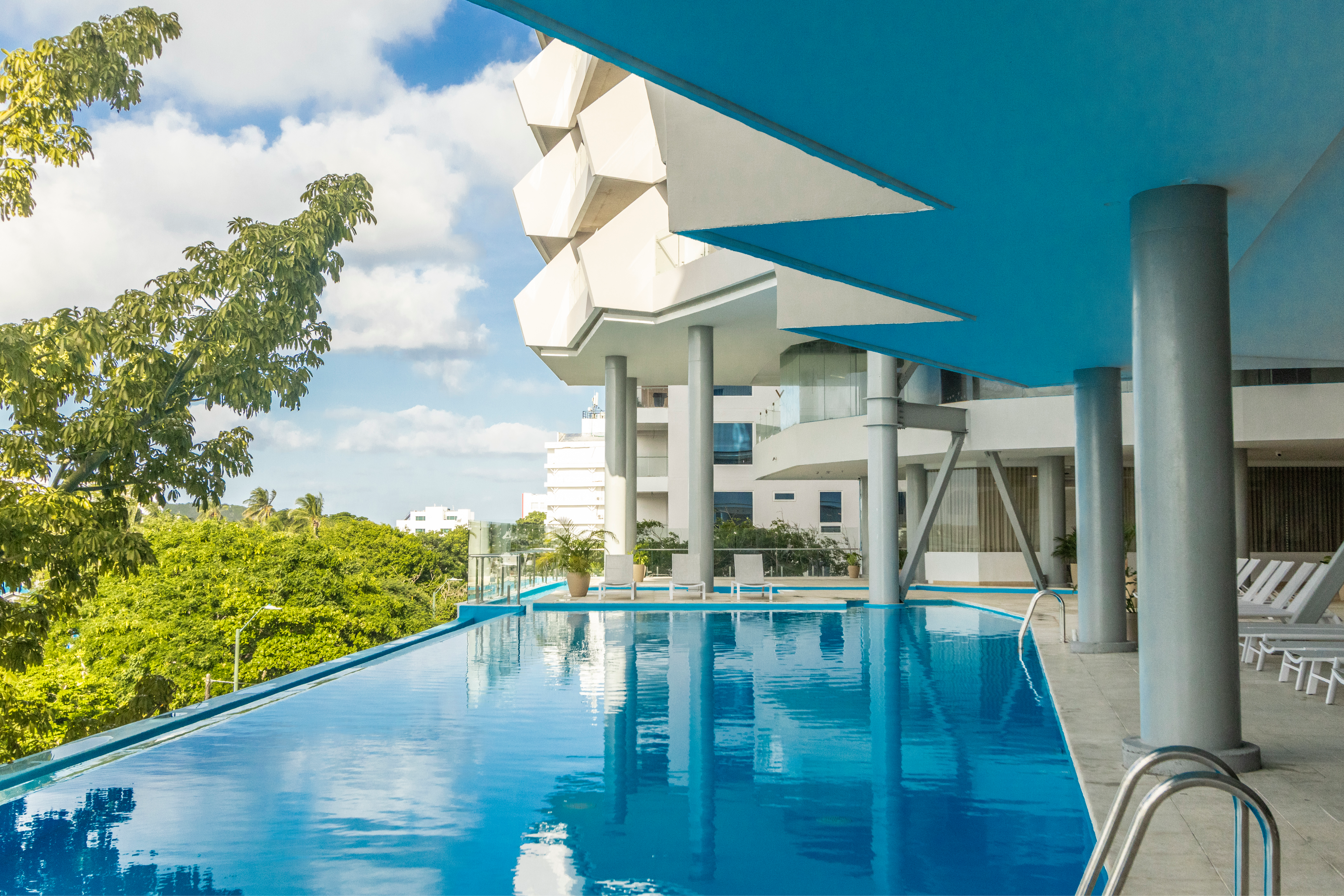 A blue pool and a beautifull view at Grand Sirenis San Andres Colombie with Voyages Aqua Terra