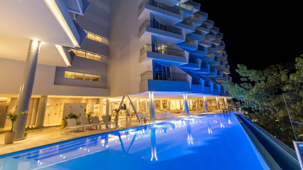 Blue pool during the night at Grand Sirenis San Andres Colombie with Voyages Aqua Terra