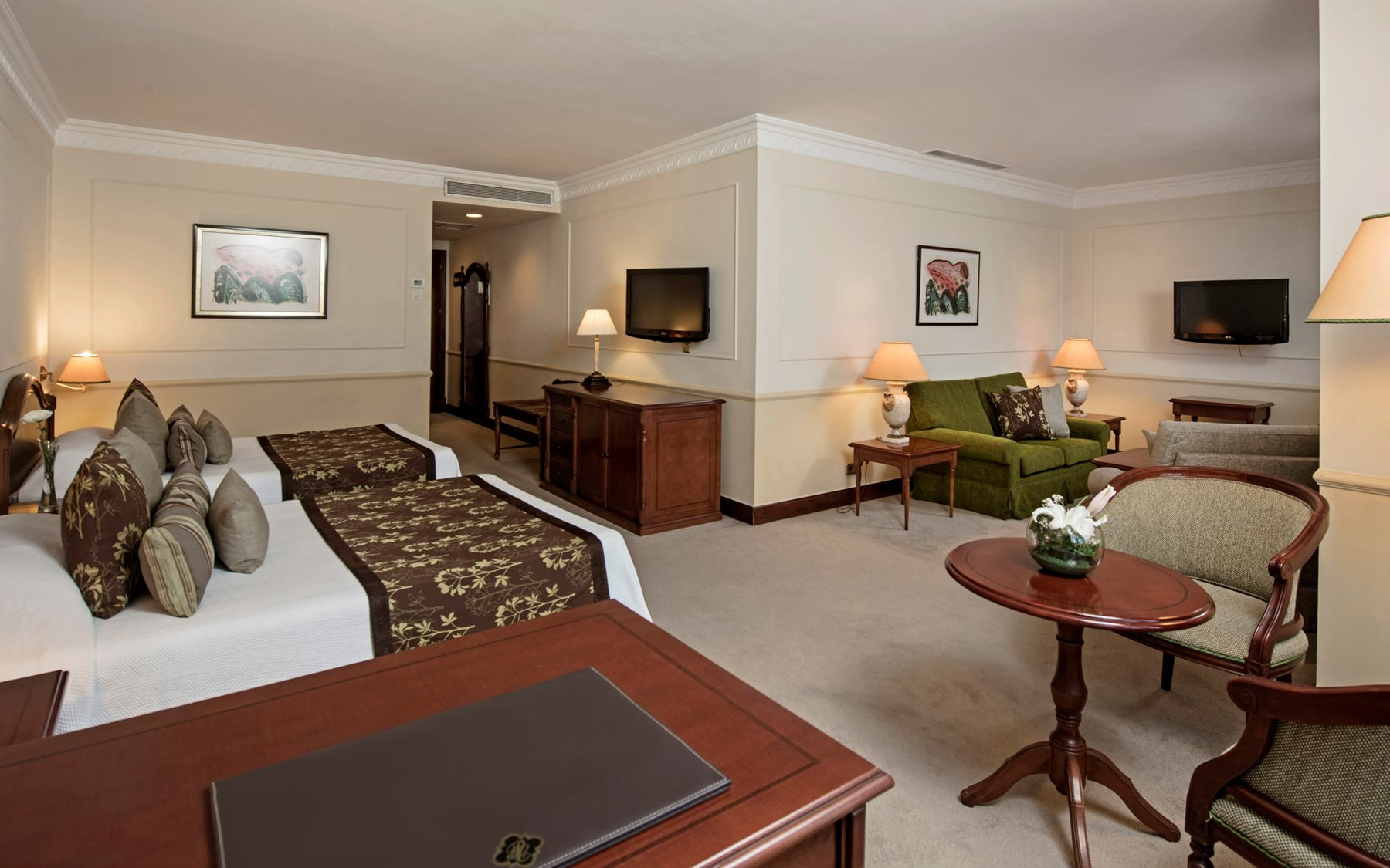 Colonial junior suite