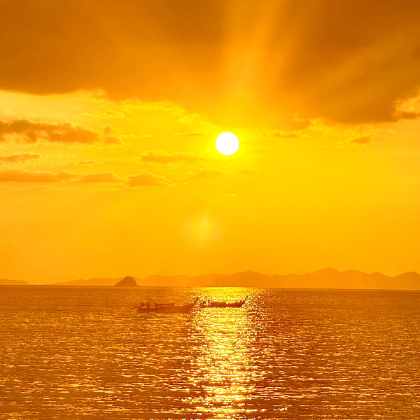 Coucher de soleil sur la plage d undefined