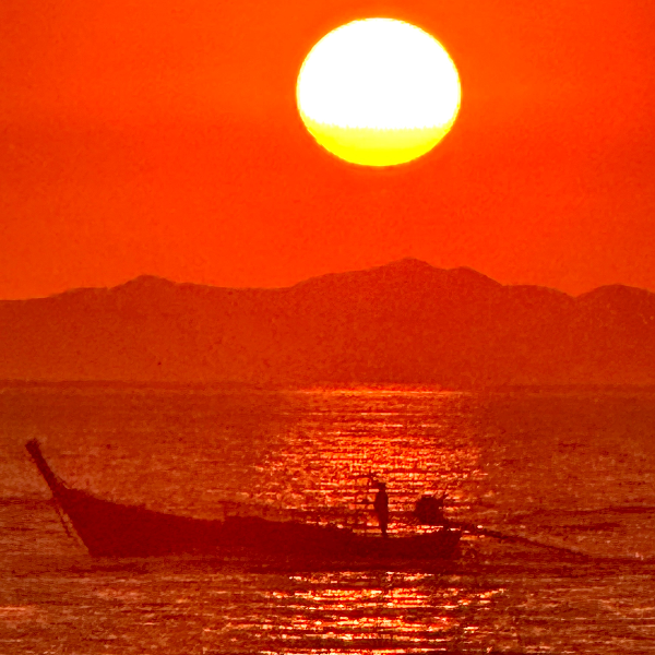 Bateau à longue queue au coucher du soleil à Ao Nang, Thailande undefined
