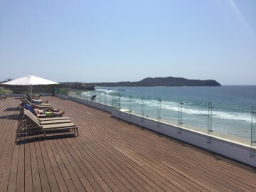 La terrasse sur le toit de l'hôtel offrant une vue magnifique sur le Pacifique