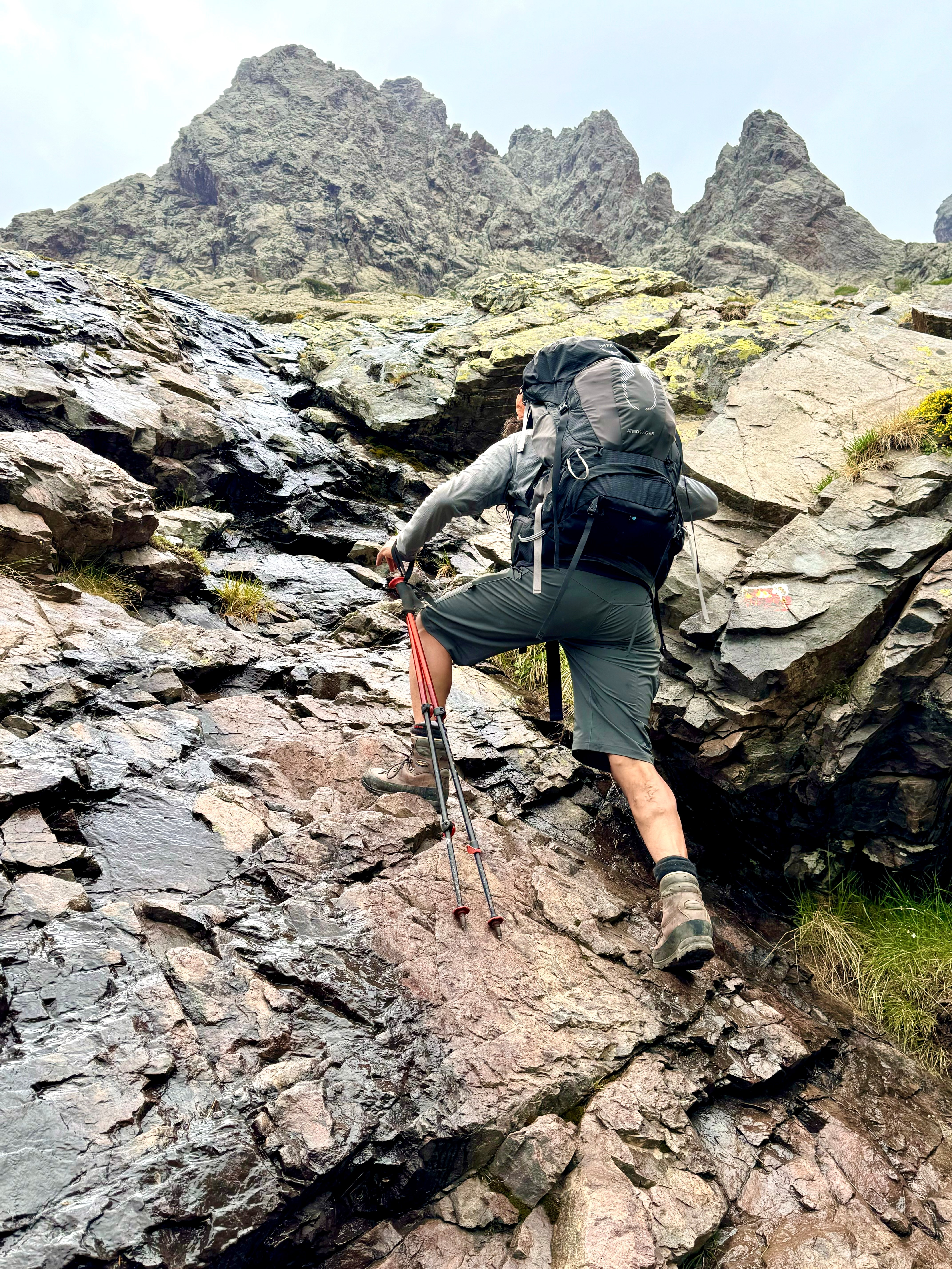 Chemin du nord GR20 vers une crête Chemin du nord GR20 vers une crête