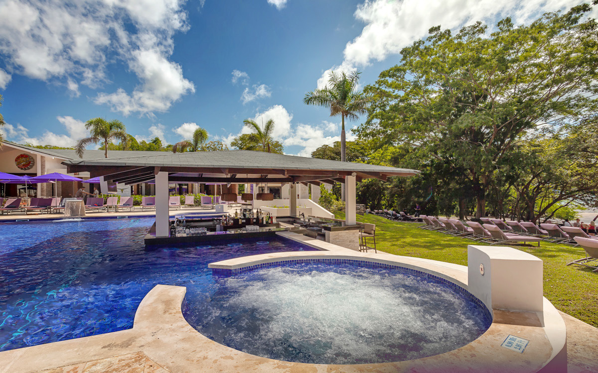 Pool bar jacuzzi