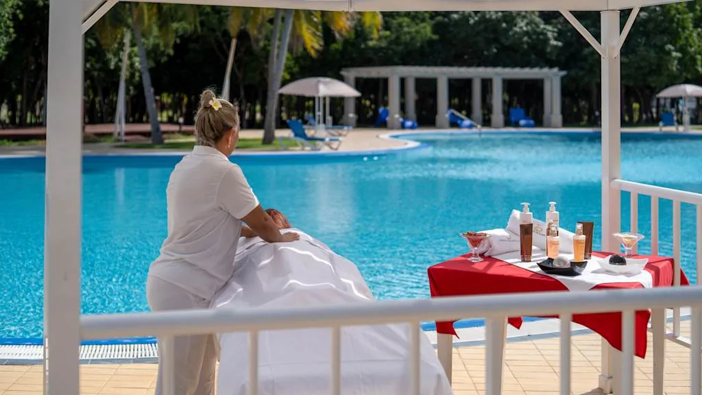 Un massage sur le bord de la piscine au Resonance Blu Varadero Cuba avec Voyages Aqua Terra Un massage sur le bord de la piscine au Resonance Blu Varadero Cuba avec Voyages Aqua Terra