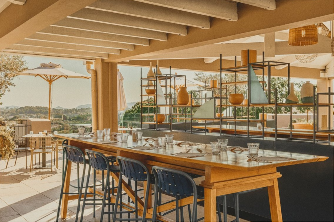 Table bistro sur la terrasse panoramique du restaurant La Provence au Club Med Opio en Provence, idéale pour un repas convivial.