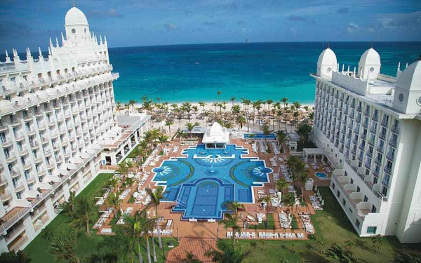 Piscine au Riu Palace Aruba