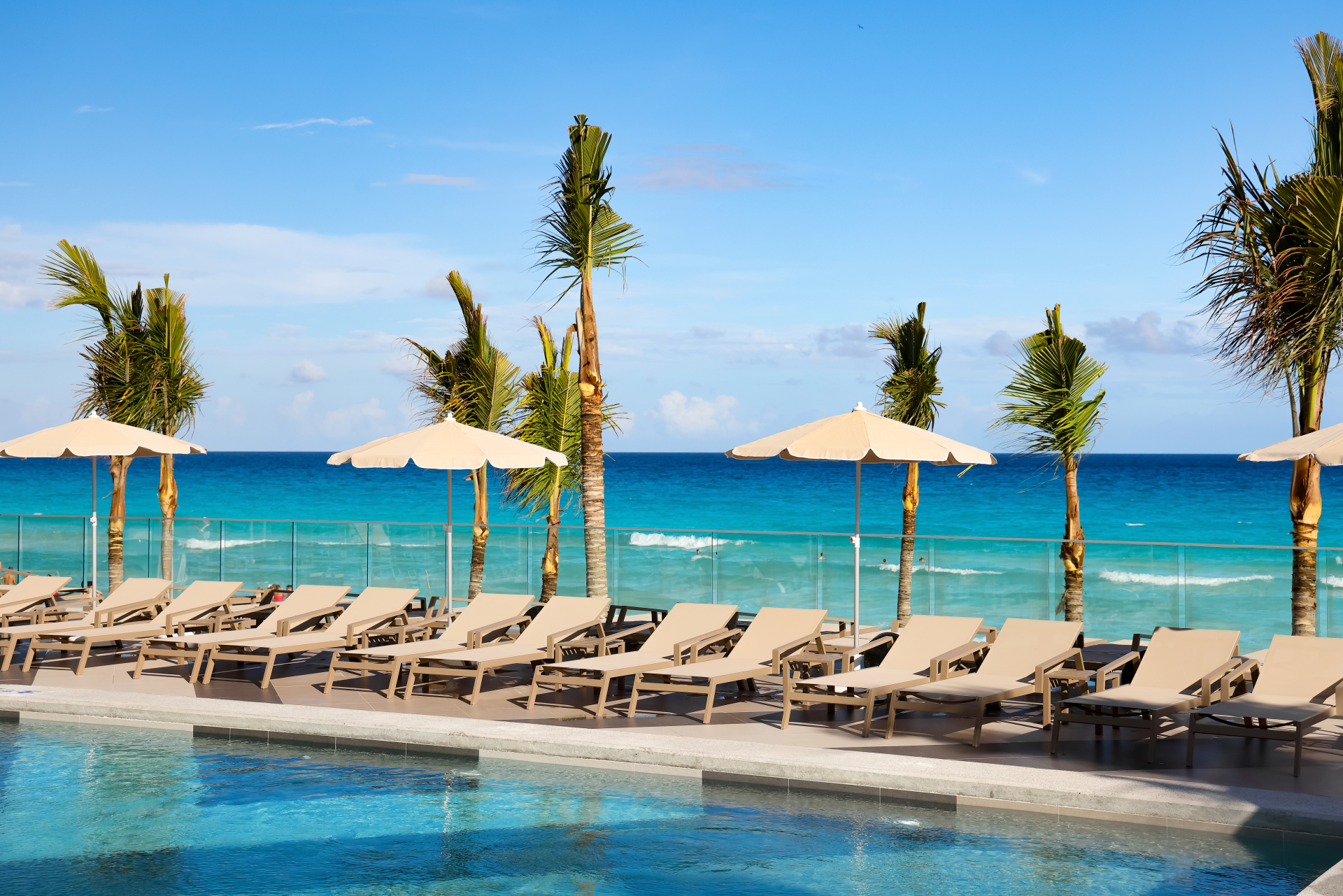 Piscine sur le bord de la mer au Riu Ventura, Cancun avec Voyages Aquaterra Piscine sur le bord de la mer au Riu Ventura, Cancun avec Voyages Aquaterra