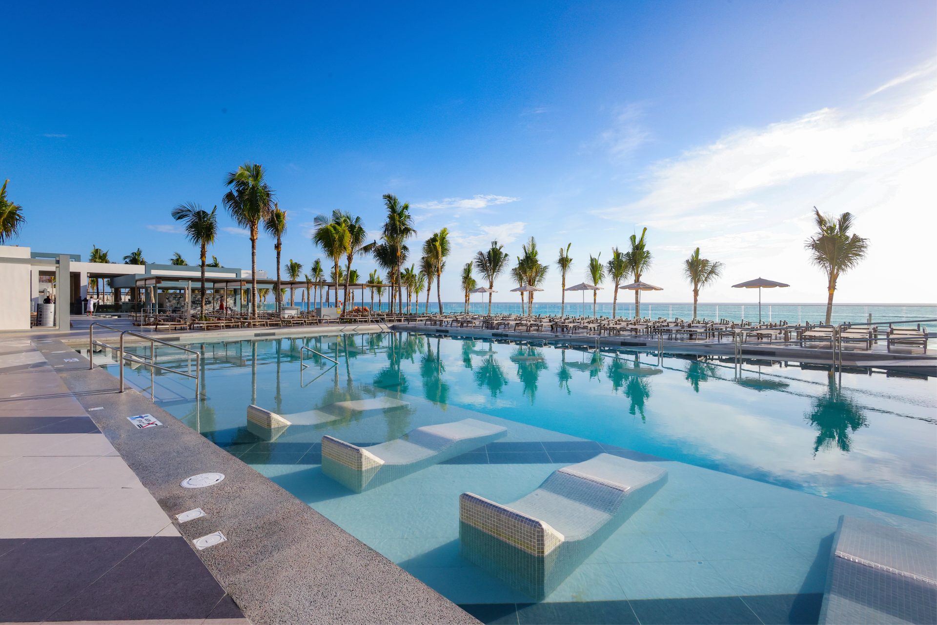 Luxury pool at Riu Ventura, Cancun with Aquaterra Travels Luxury pool at Riu Ventura, Cancun with Aquaterra Travels