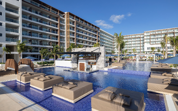 Bar Piscine au Royalton Splash Riviera Cancun, An Autograph Collection All-Inclusive Resort