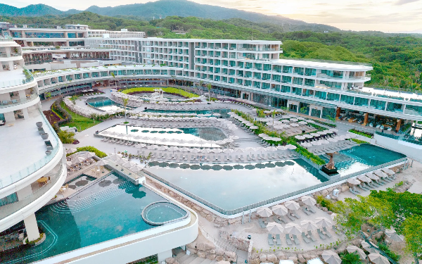 Piscine au Secrets Bahia Mita Surf & Spa Resort