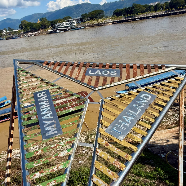 Monticule représentant les trois pays du Triangle d undefined