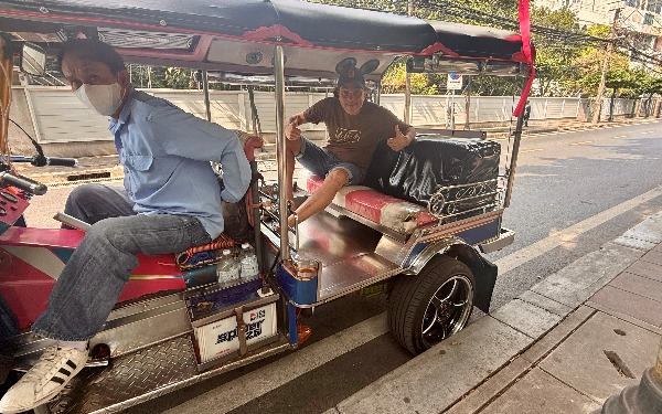 Tuk-Tuk qui roule dans Bangkok undefined