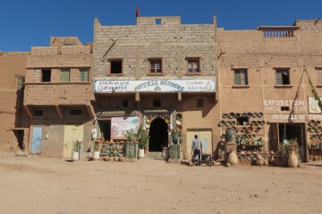 Une fabrique de poterie à Zagora Une fabrique de poterie à Zagora