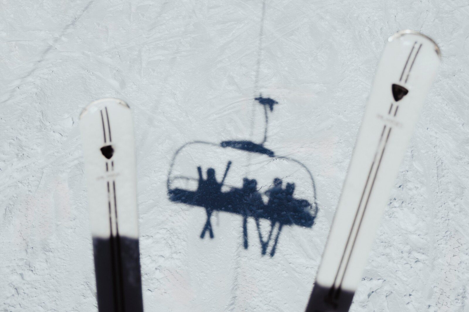 Ombre d’un télésiège sur la neige Ombre d’un télésiège sur la neige
