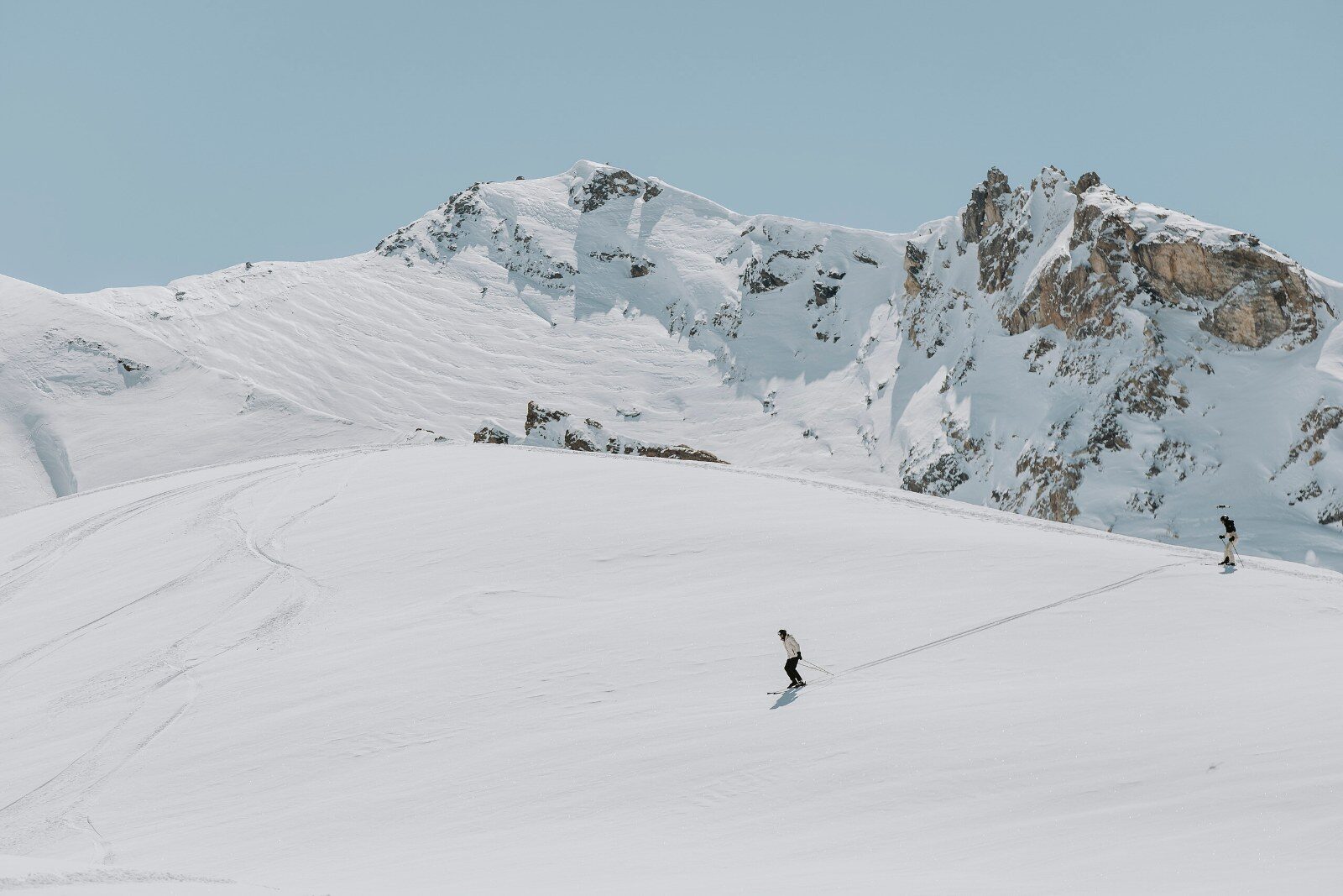 Domaine skiable de haute montagne sous le soleil Domaine skiable de haute montagne sous le soleil