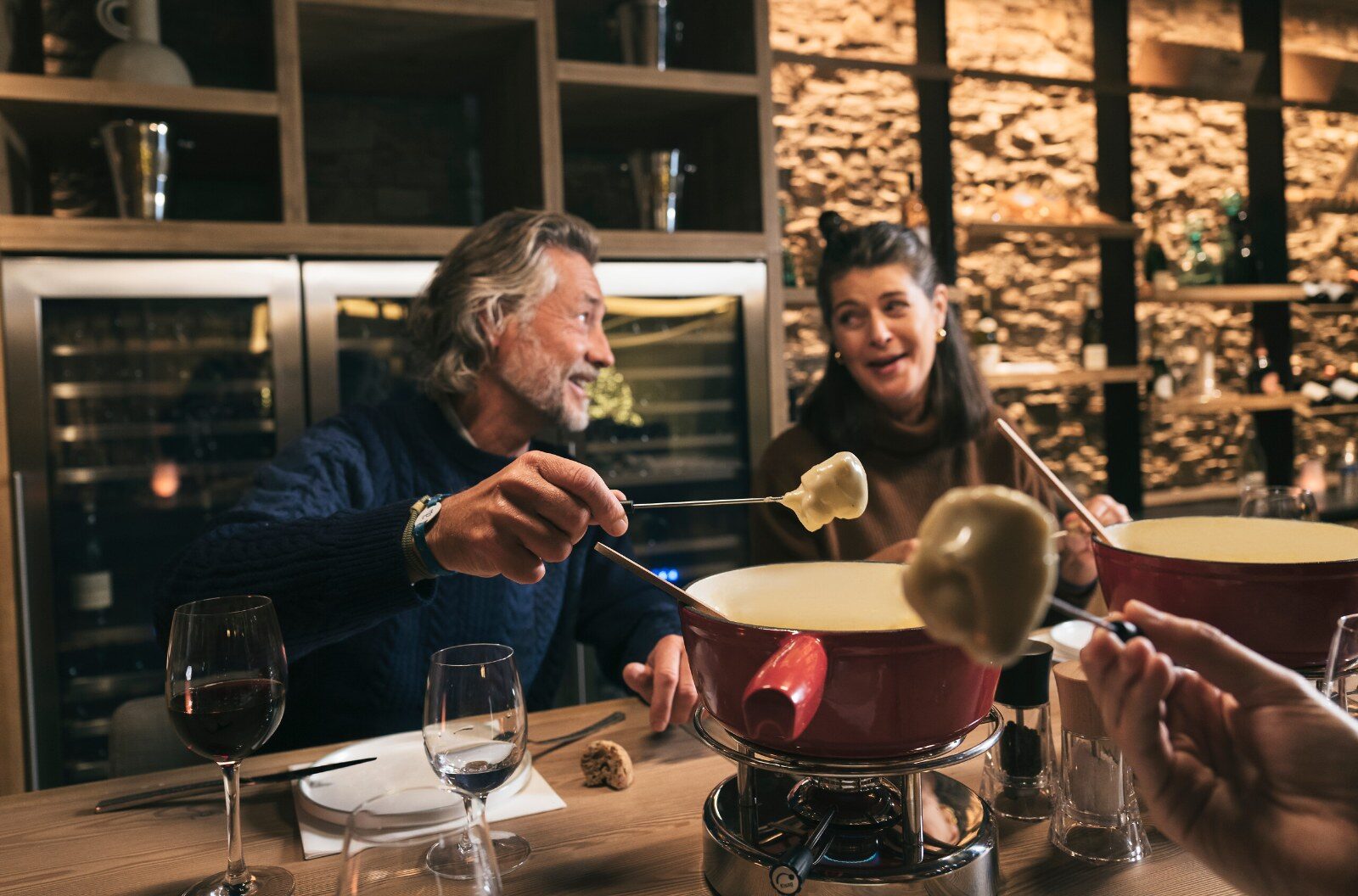 Fondue partagée entre amis après le ski Fondue partagée entre amis après le ski