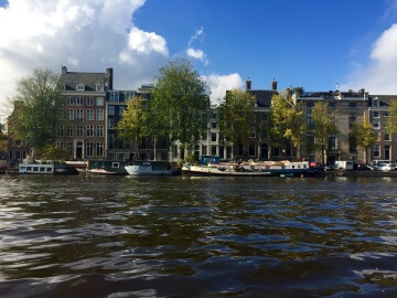 Visiter Amsterdam par bateau, c'est voir la ville sous un tout autre jour