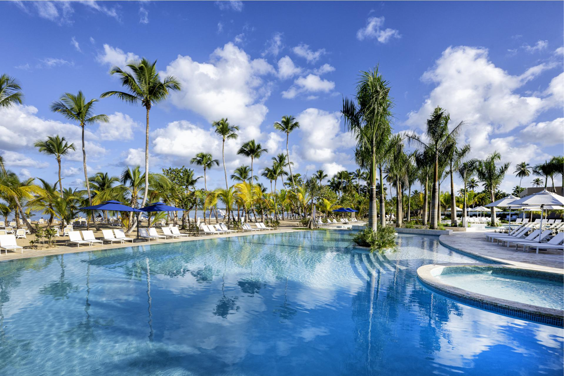 Piscine bleue au Viva Miches by Wyndham, Punta Cana avec Voyages Aquaterra Piscine bleue au Viva Miches by Wyndham, Punta Cana avec Voyages Aquaterra