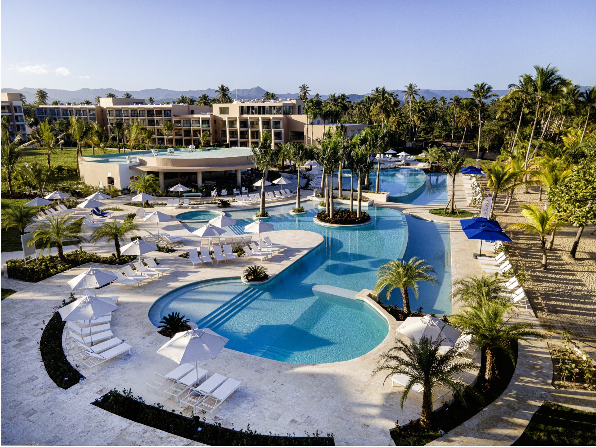 Vue du ciel de la piscine au Viva Miches by Wyndham, Punta Cana avec Voyages Aquaterra