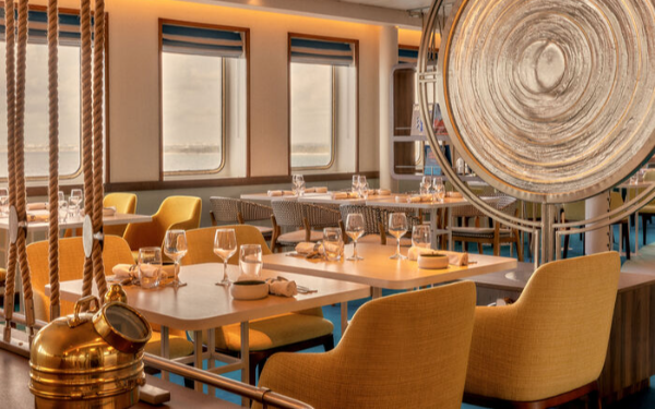 Restaurant sur le Yacht Club Med 2